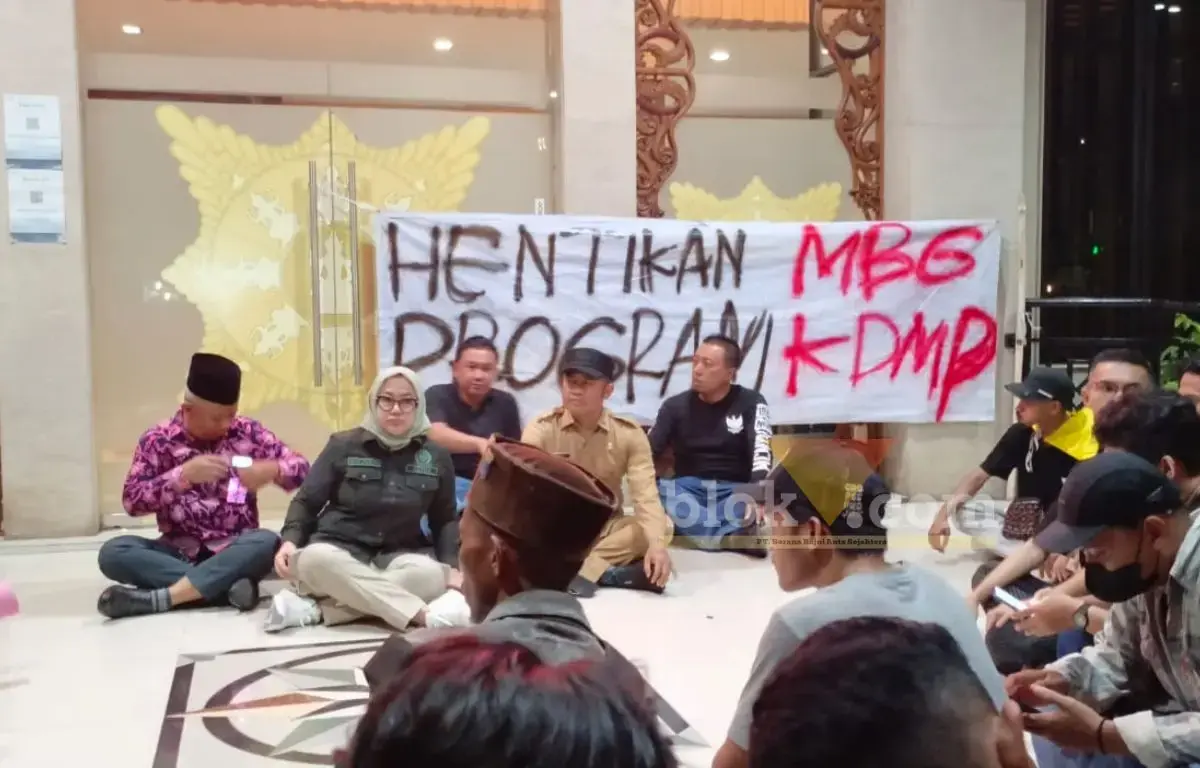 Massa pengunjuk rasa saat ditemui oleh ketua DPRD kabupaten Mojokerto untuk berdialog di depan gedung (foto: Blok-a.com/Syahrul Wijaya)