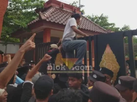 Massa pengunjuk rasa yang berusaha memanjat pagar gedung DPRD kota Mojokerto.(blok-a.com/Syahrul Wijaya)