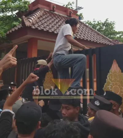 Massa pengunjuk rasa yang berusaha memanjat pagar gedung DPRD kota Mojokerto.(blok-a.com/Syahrul Wijaya)