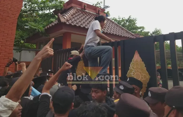 Massa pengunjuk rasa yang berusaha memanjat pagar gedung DPRD kota Mojokerto.(blok-a.com/Syahrul Wijaya)