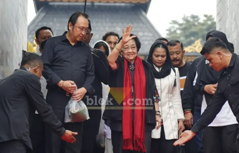 Megawati Soekarnoputri, melaksanakan ziarah ke Makam Proklamator Ir. Soekarno di Kota Blitar (foto: Blok-a.com/Fajar)