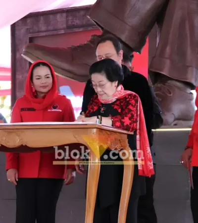 Megawati Soekarnoputri, meresmikan hasil renovasi Istana Gebang, rumah masa kecil Proklamator Ir. Soekarno di Kota Blitar (foto: Blok-a.com/Fajar)