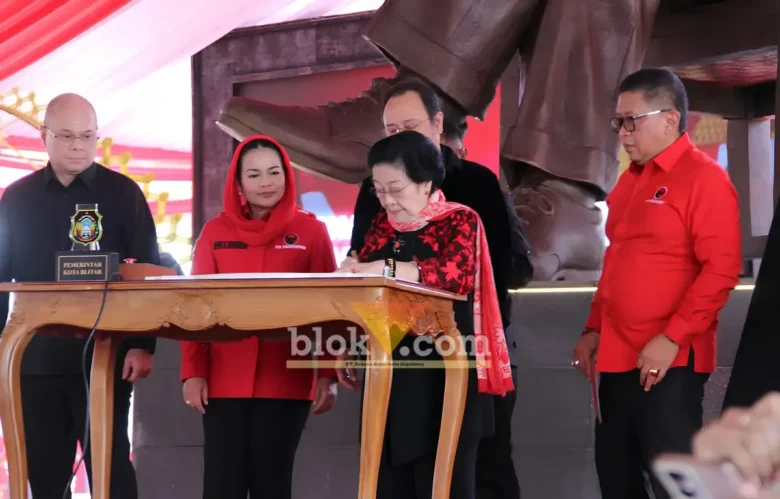 Megawati Soekarnoputri, meresmikan hasil renovasi Istana Gebang, rumah masa kecil Proklamator Ir. Soekarno di Kota Blitar (foto: Blok-a.com/Fajar)