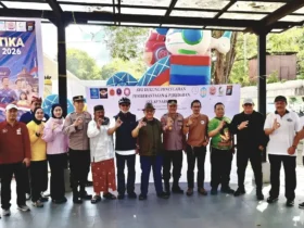 Momen memperingati Hari Anti Narkotika Internasional (HANI) 2026, BNNK Banyuwangi, Bakesbangpol, Dinas Sosial, Dinas Pendidikan, Kementerian Agama, Satresnarkoba Polresta Banyuwangi, serta beberapa komunitas relawan saat gelar foto bersama di Rumah Kebangsaan Banyuwangi (RKB) (foto: Blok-a.com/Istimewa)