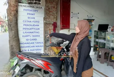 Pekerja toko menunjukkan tempat parkir motor korban yang hilang (foto: Blok-a.com/Syahrul Wijaya)