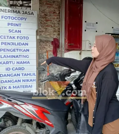 Pekerja toko menunjukkan tempat parkir motor korban yang hilang (foto: Blok-a.com/Syahrul Wijaya)