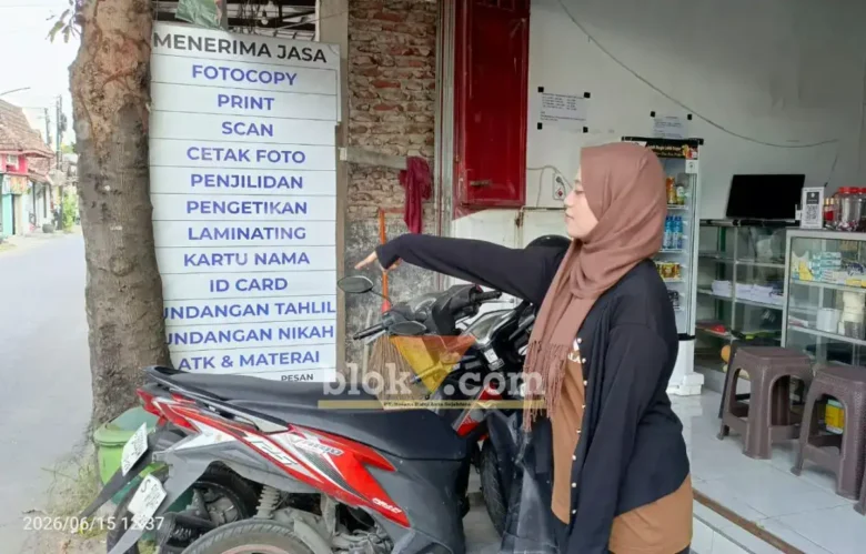 Pekerja toko menunjukkan tempat parkir motor korban yang hilang (foto: Blok-a.com/Syahrul Wijaya)