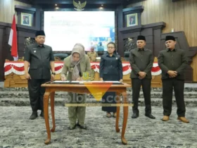 Penandatanganan kesepakatan Raperda tentang pertanggungjawaban APBD 2025.(blok-a.com/Syahrul Wijaya)