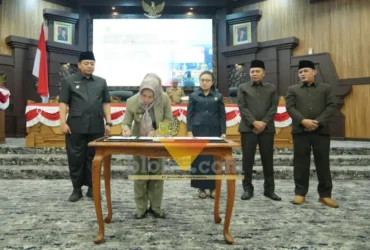 Penandatanganan kesepakatan Raperda tentang pertanggungjawaban APBD 2025.(blok-a.com/Syahrul Wijaya)