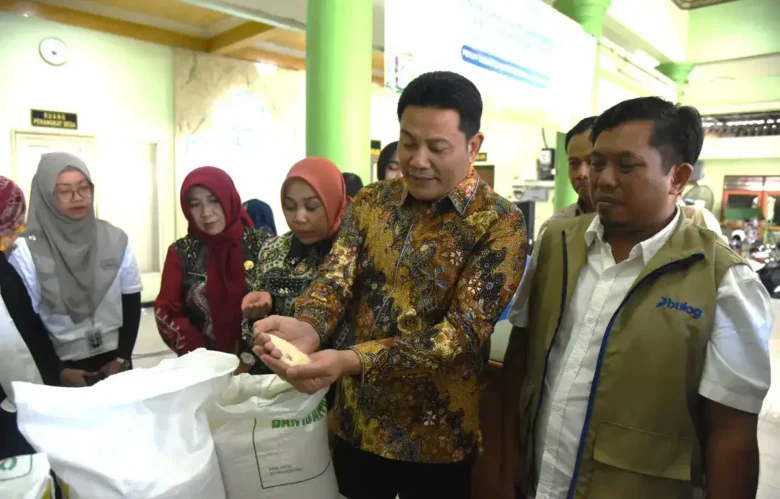 Penyaluran bantuan PBP di desa Pabean, Kecamatan Sedati (foto: istimewa)