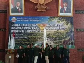 Penyerahan bendera Pataka oleh Ketua DPW Komnas PPLH Jatim kepada ketua DPD Komnas PPLH Mojokerto (foto: Blok-a.com/Syahrul Wijaya)