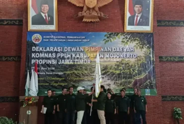 Penyerahan bendera Pataka oleh Ketua DPW Komnas PPLH Jatim kepada ketua DPD Komnas PPLH Mojokerto (foto: Blok-a.com/Syahrul Wijaya)