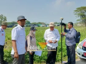 Petugas BPN kota Mojokerto bersama dinas terkait sedang melakukan ukur ulang batas lahan di TPA Randegan (foto: Blok-a.com/Syahrul Wijaya)