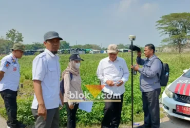 Petugas BPN kota Mojokerto bersama dinas terkait sedang melakukan ukur ulang batas lahan di TPA Randegan (foto: Blok-a.com/Syahrul Wijaya)