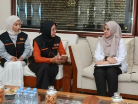 Petugas BPS saat melakukan pendataan di kediaman Bupati Ipuk, Jalan Tunggul Ametung, Banyuwangi Rabu (24/6/2026) (foto: Istimewa)