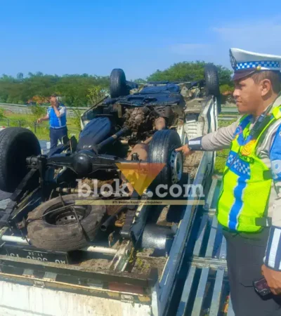 Petugas PJR 3 Polda Jatim saat evakuasi mobil pikap yang mengalami kecelakaan di ruas tol SuMo KM 717 (foto: Blok-a.com/Syahrul Wijaya)