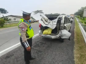 Petugas kepolisian PJR 3 Polda Jatim saat evakuasi kecelakaan di ruas tol SuMo (foto: Dokumen PJR 3 Polda Jatim)