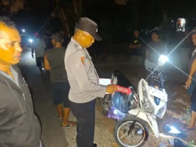 Piket lantas Polsek Tegaldlimo saat lakukan olah TKP insiden lakalantas tunggal yang menimpa motor Honda Vario di Jalan Raya Tegaldlimo, hingga pengendara tewas di tempat, Rabu malam (24/6/2026)(foto: dok Satlantas Polresta Banyuwangi)