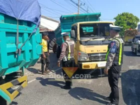 Piket lantas lakukan evakuasi pasca terjadinya Lakalantas mobil pribadi kontra Dump truk di Jalan Raya Banyuwangi jurusan Jember, tepat di selatan Perum Puri Gading, Kecamatan Kabat, Sabtu (27/6/2026)(foto: Blok-a.com/Kuryanto)