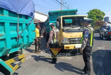 Piket lantas lakukan evakuasi pasca terjadinya Lakalantas mobil pribadi kontra Dump truk di Jalan Raya Banyuwangi jurusan Jember, tepat di selatan Perum Puri Gading, Kecamatan Kabat, Sabtu (27/6/2026)(foto: Blok-a.com/Kuryanto)