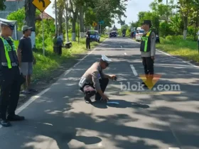 Piket lantas saat lakukan olah TKP Lakalantas maut truk gandeng kontra motor yang merenggut satu korban jiwa, di Jalan Raya Nasional Banyuwangi-Jember, masuk Kecamatan Singojuruh Banyuwangi, Selasa (23/6/2026) (foto: Blok-a.com/Kuryanto)