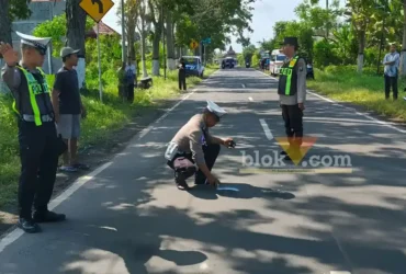 Piket lantas saat lakukan olah TKP Lakalantas maut truk gandeng kontra motor yang merenggut satu korban jiwa, di Jalan Raya Nasional Banyuwangi-Jember, masuk Kecamatan Singojuruh Banyuwangi, Selasa (23/6/2026) (foto: Blok-a.com/Kuryanto)