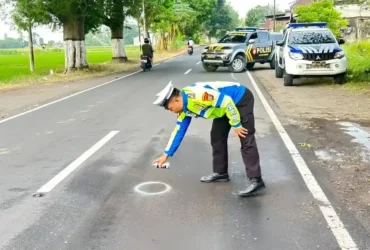 Polisi saat lakukan olah TKP Lakalantas beruntun yang melibatkan dua sepeda motor dan satu sepeda Gayung, di Jalan Raya Srono yang mengakibatkan seorang pengendara tewas di tempat, Jumat (12/6/2026) (foto: Blok-a.com/Kuryanto)