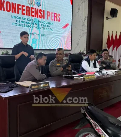 Pers rilis ungkap kasus pencurian dan bobol rumah di aula Hayam Wuruk Polres Mojokerto Kota (foto: Blok-a.com/Syahrul Wijaya)