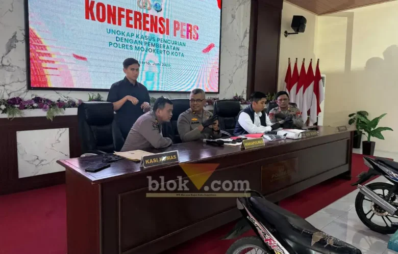 Pers rilis ungkap kasus pencurian dan bobol rumah di aula Hayam Wuruk Polres Mojokerto Kota (foto: Blok-a.com/Syahrul Wijaya)