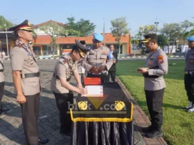 Proses Sertijab sejumlah pejabat kepolisian Polres Mojokerto di lapangan Mapolres (foto: Blok-a.com/Syahrul Wijaya)