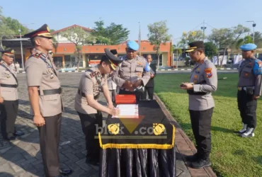 Proses Sertijab sejumlah pejabat kepolisian Polres Mojokerto di lapangan Mapolres (foto: Blok-a.com/Syahrul Wijaya)