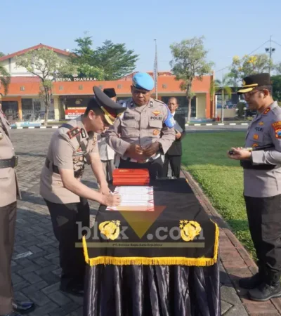 Proses Sertijab sejumlah pejabat kepolisian Polres Mojokerto di lapangan Mapolres (foto: Blok-a.com/Syahrul Wijaya)