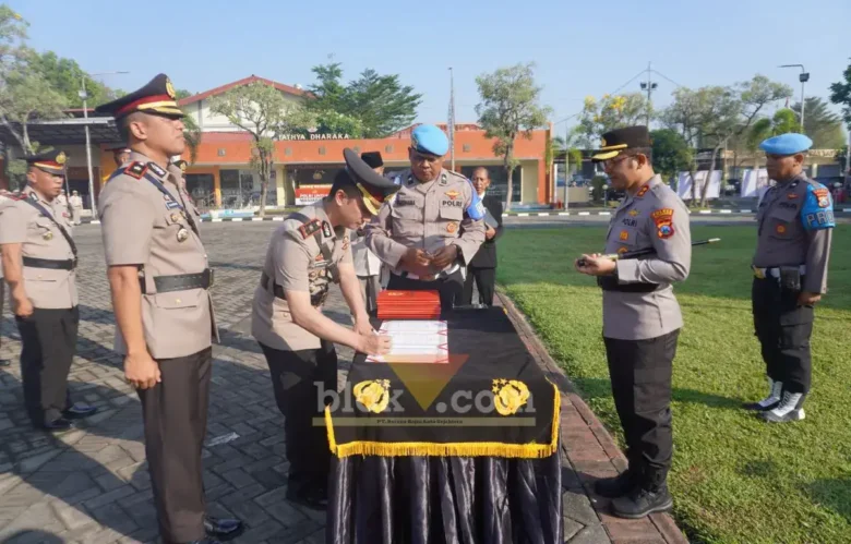 Proses Sertijab sejumlah pejabat kepolisian Polres Mojokerto di lapangan Mapolres (foto: Blok-a.com/Syahrul Wijaya)