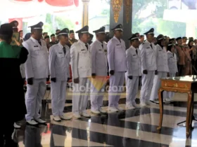 Proses pelantikan dan pengambilan sumpah 10 Kades PAW di pendopo kabupaten Jombang.(blok-a.com/Syahrul Wijaya)