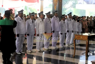 Proses pelantikan dan pengambilan sumpah 10 Kades PAW di pendopo kabupaten Jombang.(blok-a.com/Syahrul Wijaya)