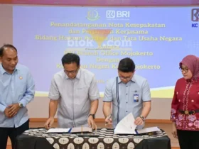 Proses penandatanganan perjanjian kerjasama PT BRI Cabang Mojokerto dengan Kejari Kota Mojokerto (foto: Blok-a.com/Syahrul Wijaya)