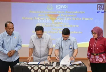 Proses penandatanganan perjanjian kerjasama PT BRI Cabang Mojokerto dengan Kejari Kota Mojokerto (foto: Blok-a.com/Syahrul Wijaya)