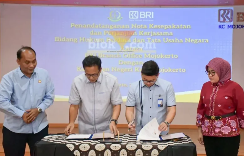 Proses penandatanganan perjanjian kerjasama PT BRI Cabang Mojokerto dengan Kejari Kota Mojokerto (foto: Blok-a.com/Syahrul Wijaya)