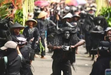 Puluhan Kebo-keboan saat ider bumi mengelilingi desa dengan arah empat penjuru arah mata angin, Minggu (28/06/2026) (foto: Blok-a.com/Istimewa)