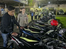 Puluhan motor dan pemuda yang diamankan di Mapolres kota Mojokerto (foto: Blok-a.com/Syahrul Wijaya)