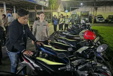 Puluhan motor dan pemuda yang diamankan di Mapolres kota Mojokerto (foto: Blok-a.com/Syahrul Wijaya)