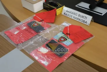 Puluhan pil double L yang diamankan kepolisian (foto: Blok-a.com/Ananda)