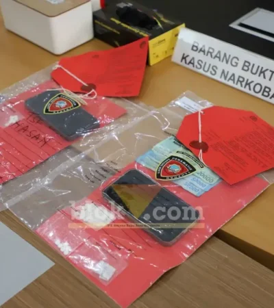 Puluhan pil double L yang diamankan kepolisian (foto: Blok-a.com/Ananda)