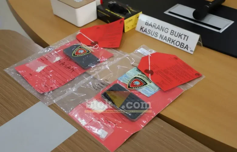 Puluhan pil double L yang diamankan kepolisian (foto: Blok-a.com/Ananda)