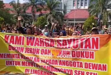 Rombongan warga sayutan yang menuntut penghentian operasional tambang (foto: Blok-a.com/Ananda)