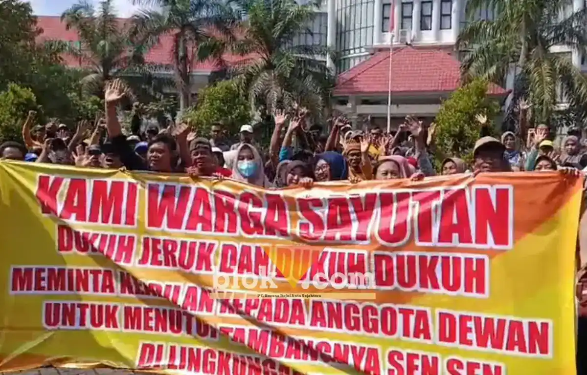 Rombongan warga sayutan yang menuntut penghentian operasional tambang (foto: Blok-a.com/Ananda)