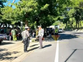 Satlantas Polresta Banyuwangi saat lakukan olah TKP insiden lakalantas dua motor yang terjadi di Jalan Raya Nasional Banyuwangi - Situbondo, Senin (30/06/2026) (foto: Blok-a.com/Kuryanto)