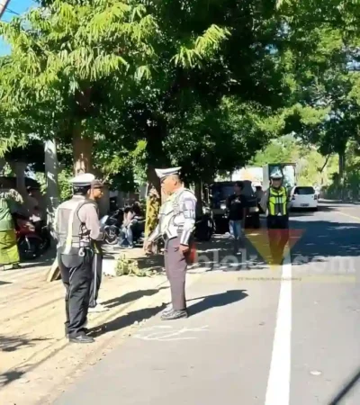Satlantas Polresta Banyuwangi saat lakukan olah TKP insiden lakalantas dua motor yang terjadi di Jalan Raya Nasional Banyuwangi - Situbondo, Senin (30/06/2026) (foto: Blok-a.com/Kuryanto)