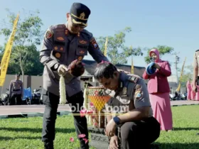 Kapolres Blitar, AKBP Rivanda memimpin langsung kenaikan pangkat bagi sejumlah personel dari golongan Perwira dan Bintara (foto: Blok-a.com/Fajar)