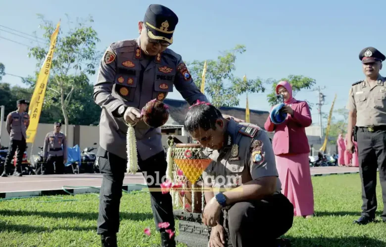 Kapolres Blitar, AKBP Rivanda memimpin langsung kenaikan pangkat bagi sejumlah personel dari golongan Perwira dan Bintara (foto: Blok-a.com/Fajar)
